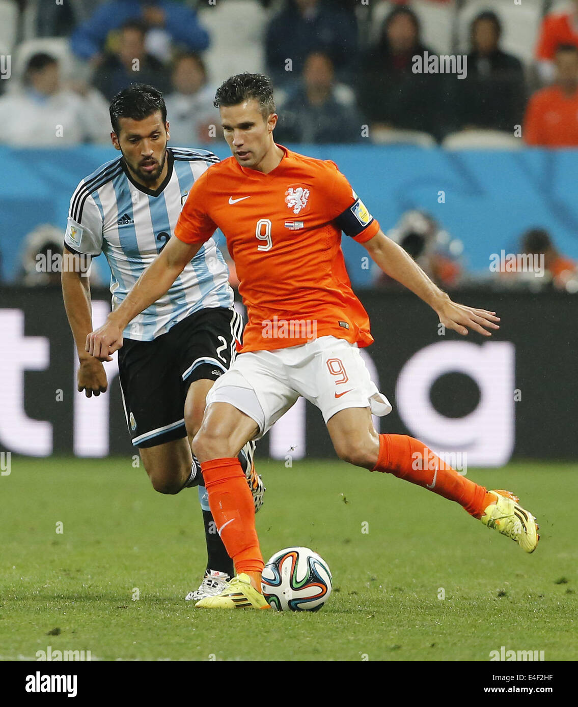 Sao Paulo, Brazil. 9th July, 2014. Netherlands' Robin van Persie (R) controls the ball against Argentina's Ezequiel Garay during a semifinal match between Netherlands and Argentina of 2014 FIFA World Cup at the Arena de Sao Paulo Stadium in Sao Paulo, Brazil, on July 9, 2014. Credit:  Zhou Lei/Xinhua/Alamy Live News Stock Photo