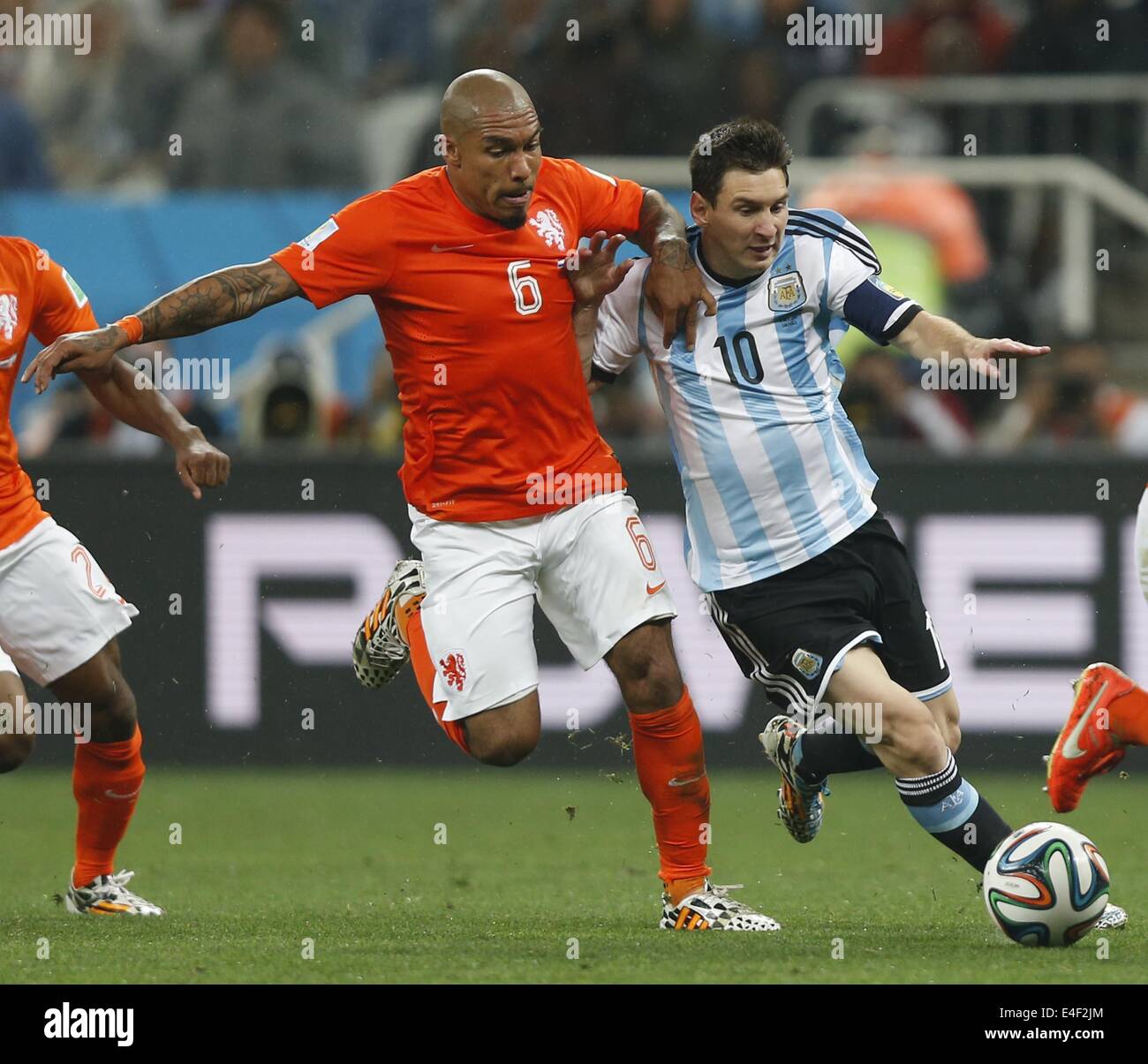 Sao Paulo, Brazil. 9th July, 2014. Netherlands' Nigel de Jong (L) vies with Argentina's Lionel Messi during a semifinal match between Netherlands and Argentina of 2014 FIFA World Cup at the Arena de Sao Paulo Stadium in Sao Paulo, Brazil, on July 9, 2014. Credit:  Wang Lili/Xinhua/Alamy Live News Stock Photo
