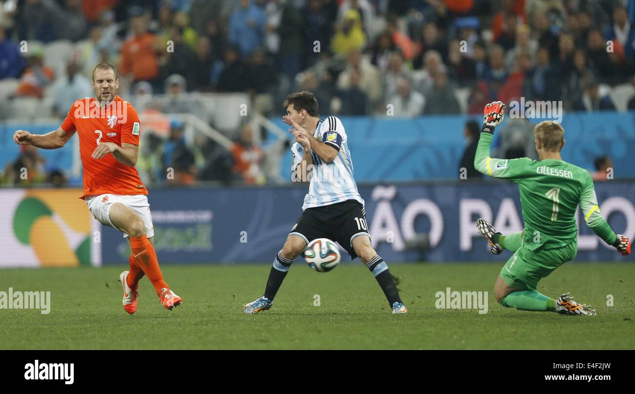 Sao Paulo, Brazil. 9th July, 2014. Netherlands' Ron Vlaar (L) and goalkeeper Jasper Cillessen (R) defend against Argentina's Lionel Messi (C) during a semifinal match between Netherlands and Argentina of 2014 FIFA World Cup at the Arena de Sao Paulo Stadium in Sao Paulo, Brazil, on July 9, 2014. Credit:  Wang Lili/Xinhua/Alamy Live News Stock Photo