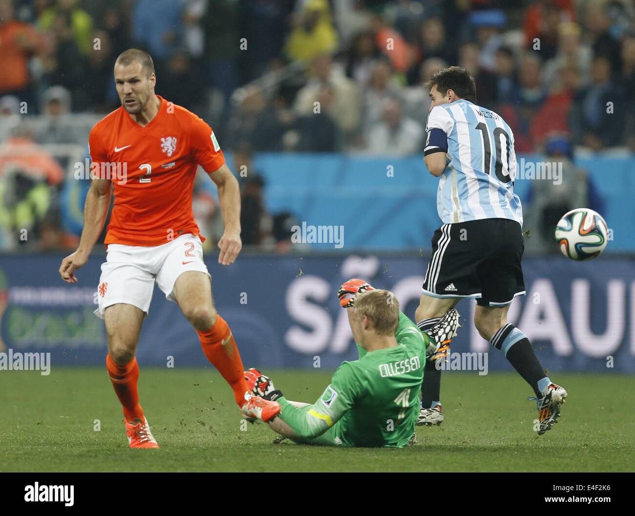 Sao Paulo, Brazil. 9th July, 2014. Netherlands' Ron Vlaar (L) and goalkeeper Jasper Cillessen (C) defend against Argentina's Lionel Messi (R) during a semifinal match between Netherlands and Argentina of 2014 FIFA World Cup at the Arena de Sao Paulo Stadium in Sao Paulo, Brazil, on July 9, 2014. Credit:  Wang Lili/Xinhua/Alamy Live News Stock Photo