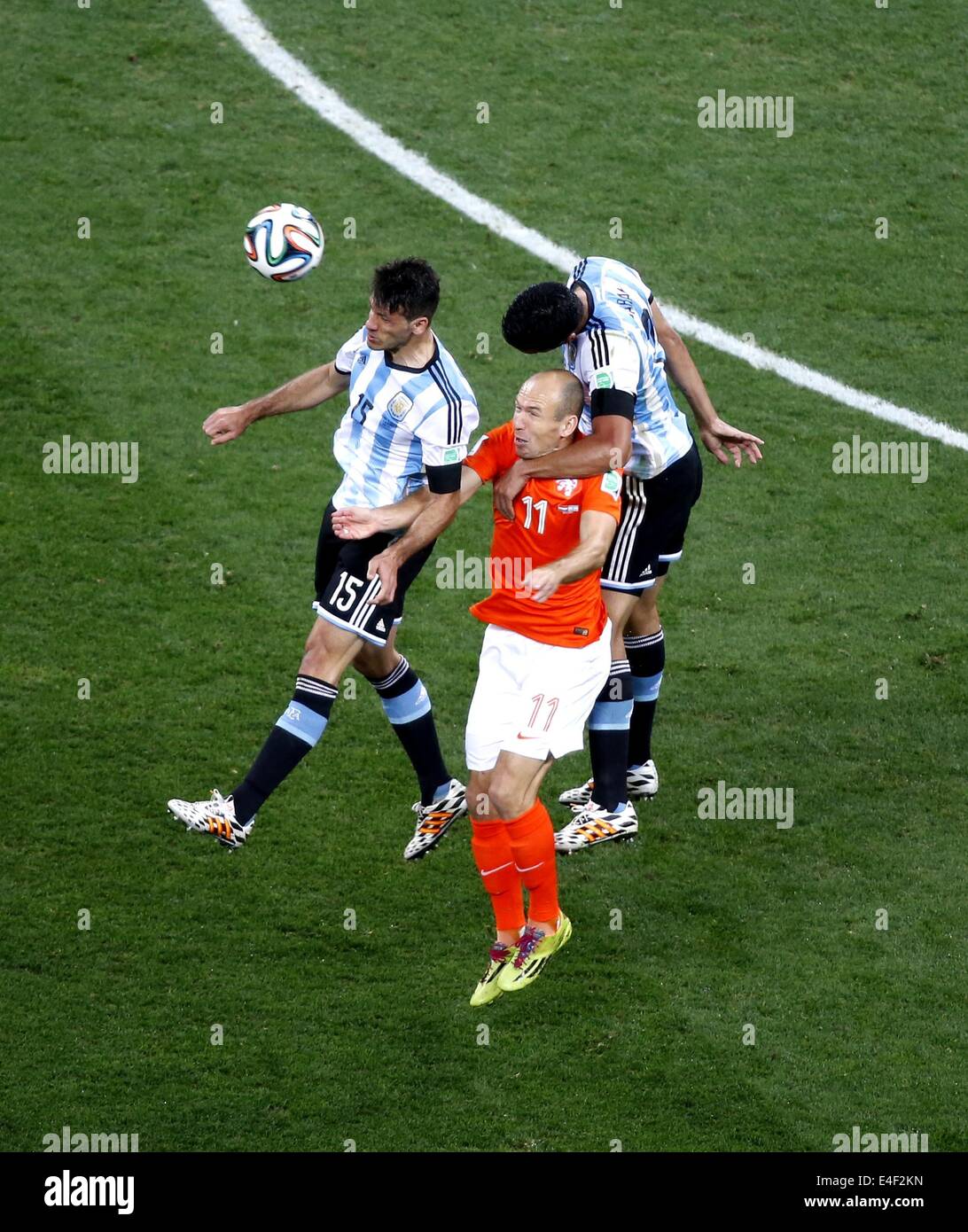 Sao Paulo, Brazil. 9th July, 2014. Netherlands' Arjen Robben (C) competes for a header with Argentina's Martin Demichelis (L) and Ezequiel Garay during a semifinal match between Netherlands and Argentina of 2014 FIFA World Cup at the Arena de Sao Paulo Stadium in Sao Paulo, Brazil, on July 9, 2014. Credit:  Liao Yujie/Xinhua/Alamy Live News Stock Photo