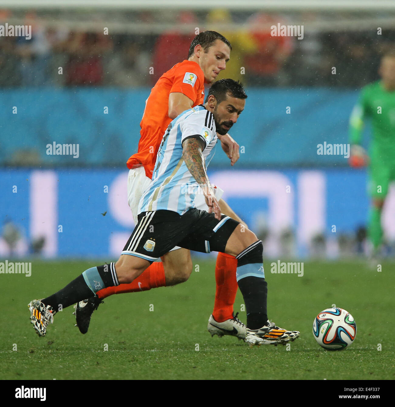Sao Paulo, Brazil. 9th July, 2014. Netherlands' Stefan de Vrij vies with Argentina's Ezequiel Garay during a semifinal match between Netherlands and Argentina of 2014 FIFA World Cup at the Arena de Sao Paulo Stadium in Sao Paulo, Brazil, on July 9, 2014. Credit:  Xu Zijian/Xinhua/Alamy Live News Stock Photo