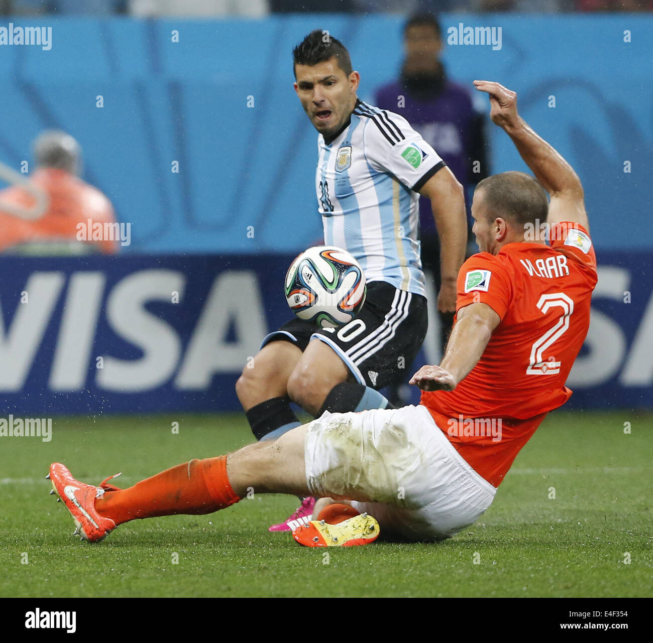 Sao Paulo, Brazil. 9th July, 2014. Netherlands' Ron Vlaar (front) vies with Argentina's Sergio Aguero during a semifinal match between Netherlands and Argentina of 2014 FIFA World Cup at the Arena de Sao Paulo Stadium in Sao Paulo, Brazil, on July 9, 2014. Credit:  Zhou Lei/Xinhua/Alamy Live News Stock Photo