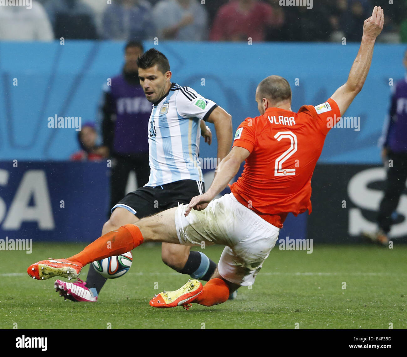 Sao Paulo, Brazil. 9th July, 2014. Netherlands' Ron Vlaar (R) vies with Argentina's Sergio Aguero during a semifinal match between Netherlands and Argentina of 2014 FIFA World Cup at the Arena de Sao Paulo Stadium in Sao Paulo, Brazil, on July 9, 2014. Credit:  Zhou Lei/Xinhua/Alamy Live News Stock Photo