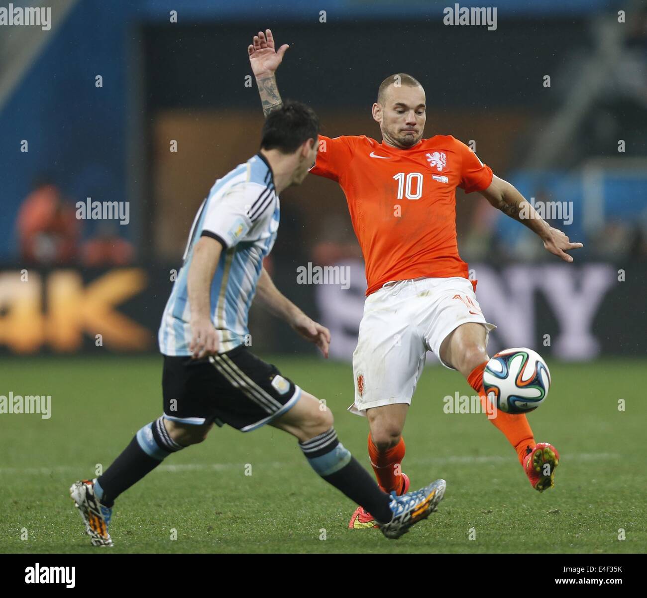 Sao Paulo, Brazil. 9th July, 2014. Netherlands' Wesley Sneijder (R) controls the ball during a semifinal match between Netherlands and Argentina of 2014 FIFA World Cup at the Arena de Sao Paulo Stadium in Sao Paulo, Brazil, on July 9, 2014. Credit:  Wang Lili/Xinhua/Alamy Live News Stock Photo