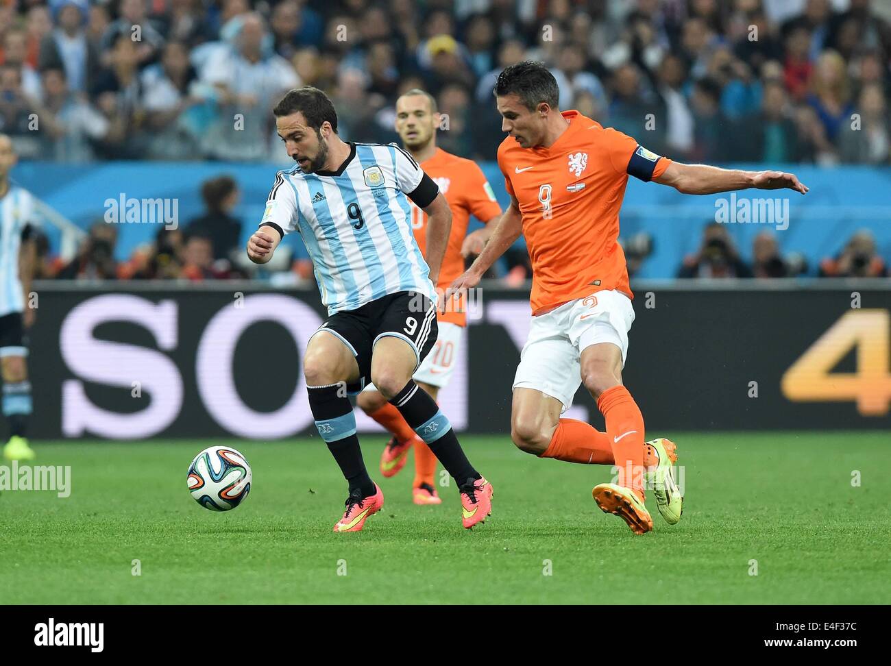 Corinthians Stadium, Sao Paulo, Brazil. 09th July, 2014. FIFA World Cup 2014 semi-final soccer match between the Netherlands and Argentina. Gonzalo Higuain (Arg) challenges Robin van Persie (Neth) Credit:  Action Plus Sports/Alamy Live News Stock Photo
