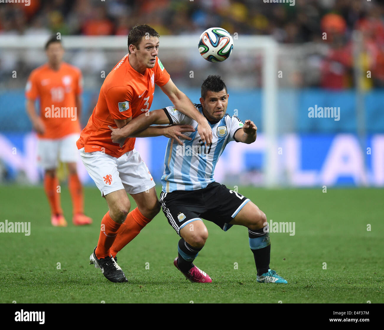 Sao Paulo, Brazil. 09th July, 2014. Sergio Aguero (R) of Argentina and Stefan de Vrij of the Netherlands vie for the ball during the FIFA World Cup 2014 semi-final soccer match between the Netherlands and Argentina at the Arena Corinthians in Sao Paulo, Brazil, 09 July 2014. Photo: Marius Becker/dpa/Alamy Live News Stock Photo