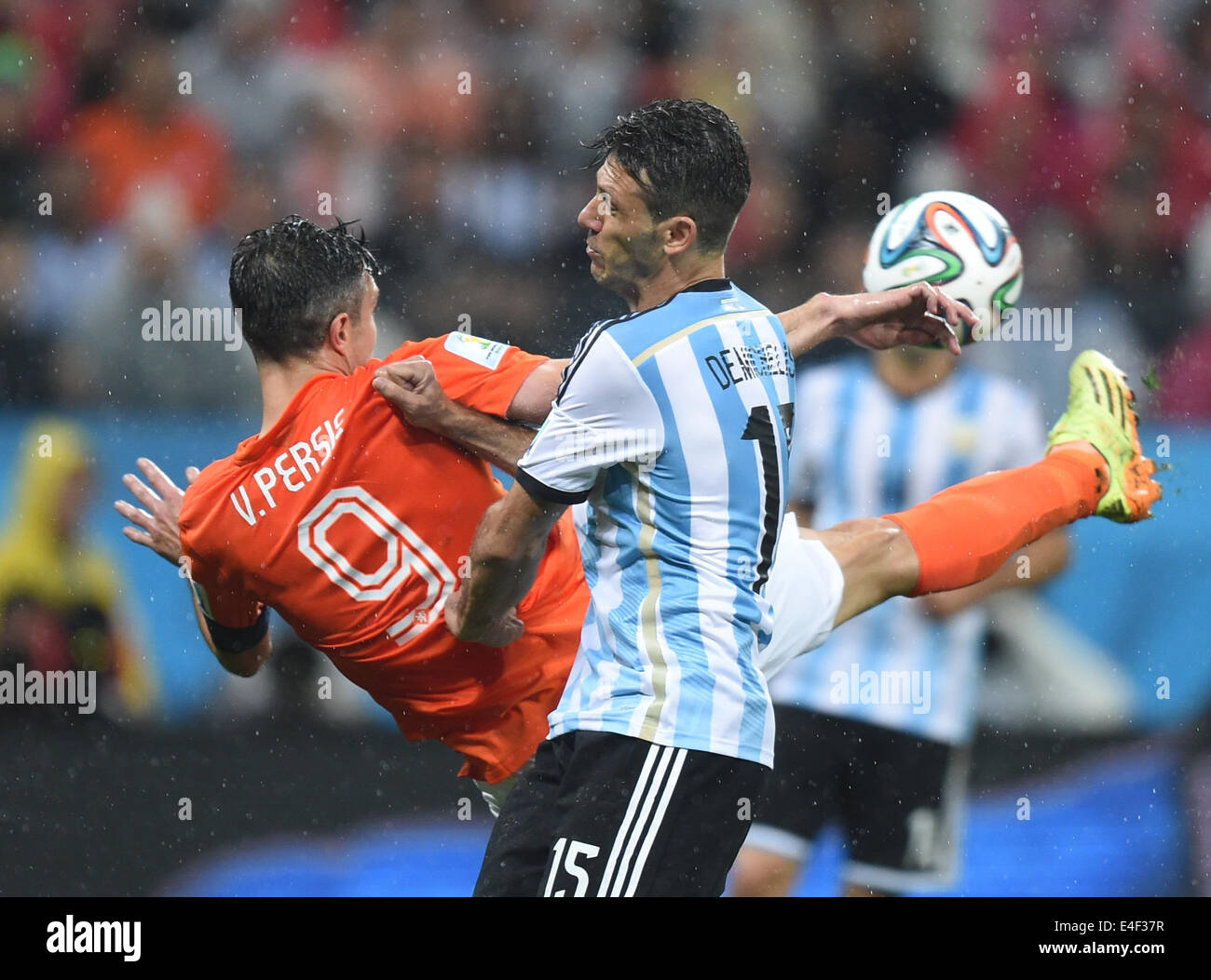 Sao Paulo, Brazil. 09th July, 2014. Martin Demichelis (R) of Argentina and Robin van Persie of the Netherlands vie for the ball during the FIFA World Cup 2014 semi-final soccer match between the Netherlands and Argentina at the Arena Corinthians in Sao Paulo, Brazil, 09 July 2014. Photo: Marius Becker/dpa/Alamy Live News Stock Photo