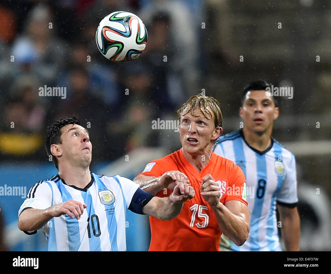 Sao Paulo, Brazil. 09th July, 2014. Lionel Messi (L) of Argentina and Dirk Kuijt (C) of the Netherlands vie for the ball during the FIFA World Cup 2014 semi-final soccer match between the Netherlands and Argentina at the Arena Corinthians in Sao Paulo, Brazil, 09 July 2014. Photo: Marius Becker/dpa/Alamy Live News Stock Photo