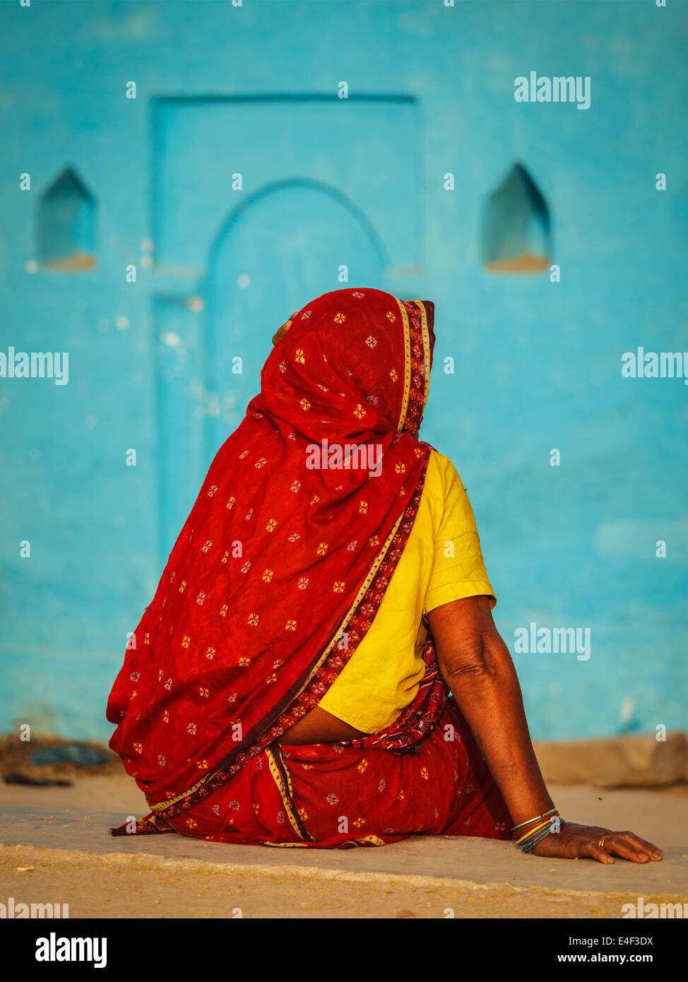 Indian woman in colorful sari hi-res stock photography and images - Alamy