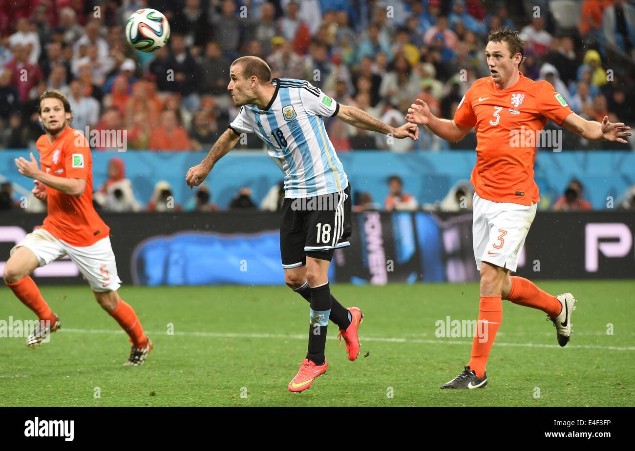 Sao Paulo, Brazil. 9th July, 2014. Netherlands' Stefan de Vrij vies with Argentina's Rodrigo Palacio during a semifinal match between Netherlands and Argentina of 2014 FIFA World Cup at the Arena de Sao Paulo Stadium in Sao Paulo, Brazil, on July 9, 2014. Credit:  Wang Yuguo/Xinhua/Alamy Live News Stock Photo