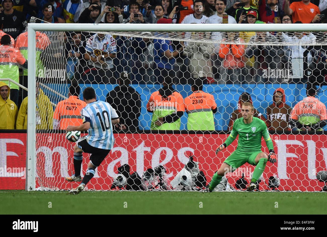 Sao Paulo, Brazil. 09th July, 2014. Argentina's Lionel Messi (L) scores the 0-1 goal during the penalty shoot-out against goalkeeper Jasper Cillessen of the Netherlands during the FIFA World Cup 2014 semi-final soccer match between the Netherlands and Argentina at the Arena Corinthians in Sao Paulo, Brazil, 09 July 2014. Photo: Marius Becker/dpa/Alamy Live News Stock Photo