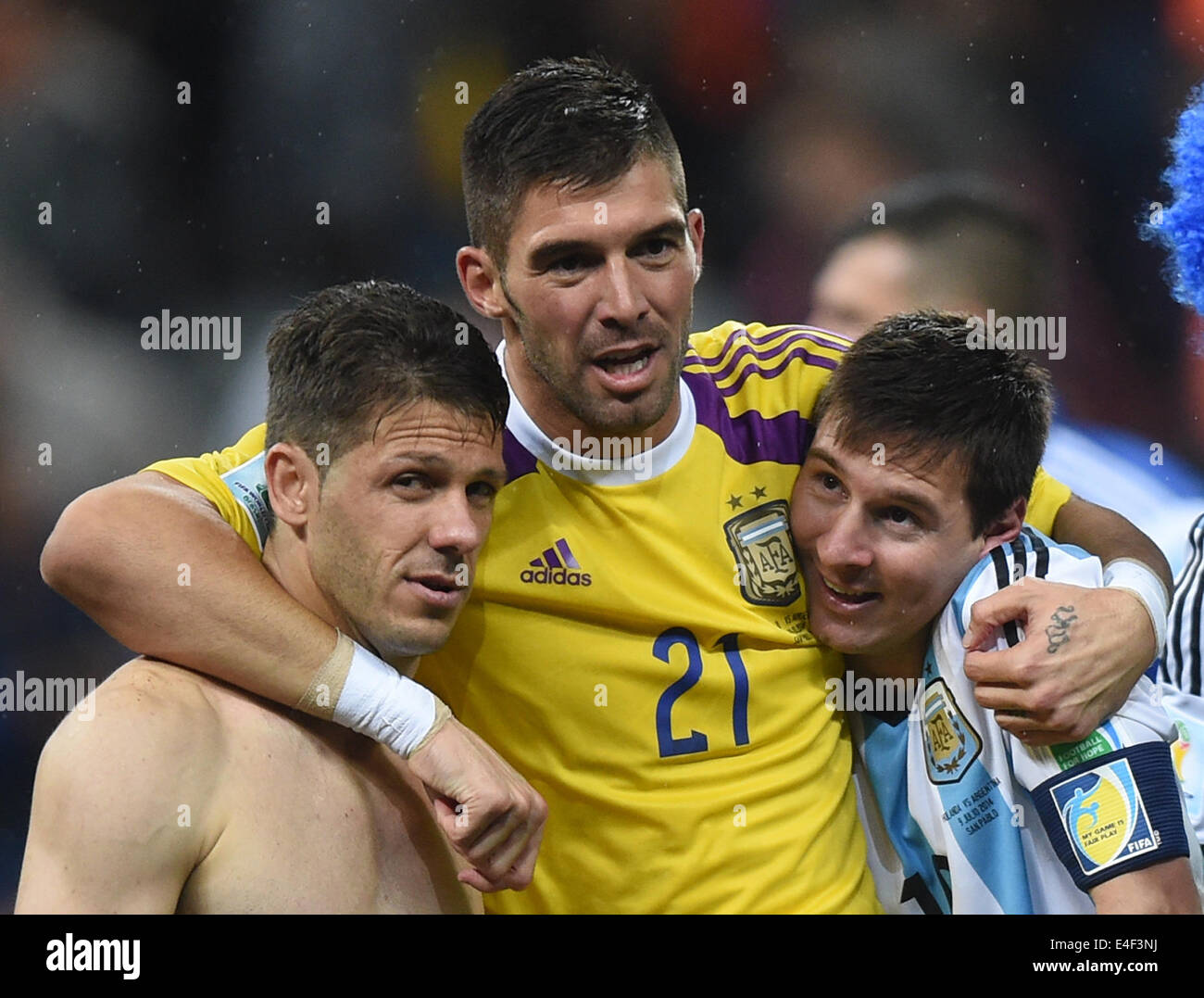 Sao Paulo, Brazil. 09th July, 2014. Argentina's Lionel Messi (R) and Martin Demichelis (L) and goalkeeper Mariano Andujar celebrate after winning the penalty shoot-out of the FIFA World Cup 2014 semi-final soccer match between the Netherlands and Argentina at the Arena Corinthians in Sao Paulo, Brazil, 09 July 2014. Photo: Marius Becker/dpa/Alamy Live News Stock Photo