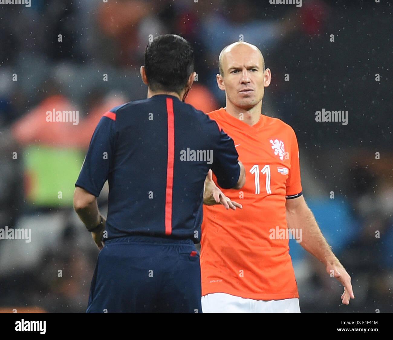 Sao Paulo, Brazil. 09th July, 2014. Arjen Robben of the Netherlands shakes hands with Turkish referee Cuneyt Cakir after the FIFA World Cup 2014 semi-final soccer match between the Netherlands and Argentina at the Arena Corinthians in Sao Paulo, Brazil, 09 July 2014. Photo: Marius Becker/dpa/Alamy Live News Stock Photo