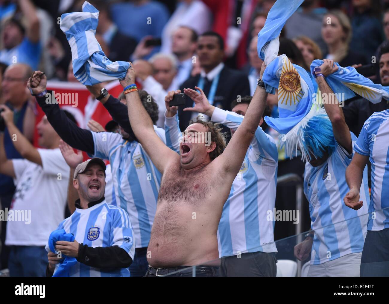 Sao Paulo, Brazil. 09th July, 2014. Supporters of Argentina cheer during the FIFA World Cup 2014 semi-final soccer match between the Netherlands and Argentina at the Arena Corinthians in Sao Paulo, Brazil, 09 July 2014. Photo: Marius Becker/dpa/Alamy Live News Stock Photo