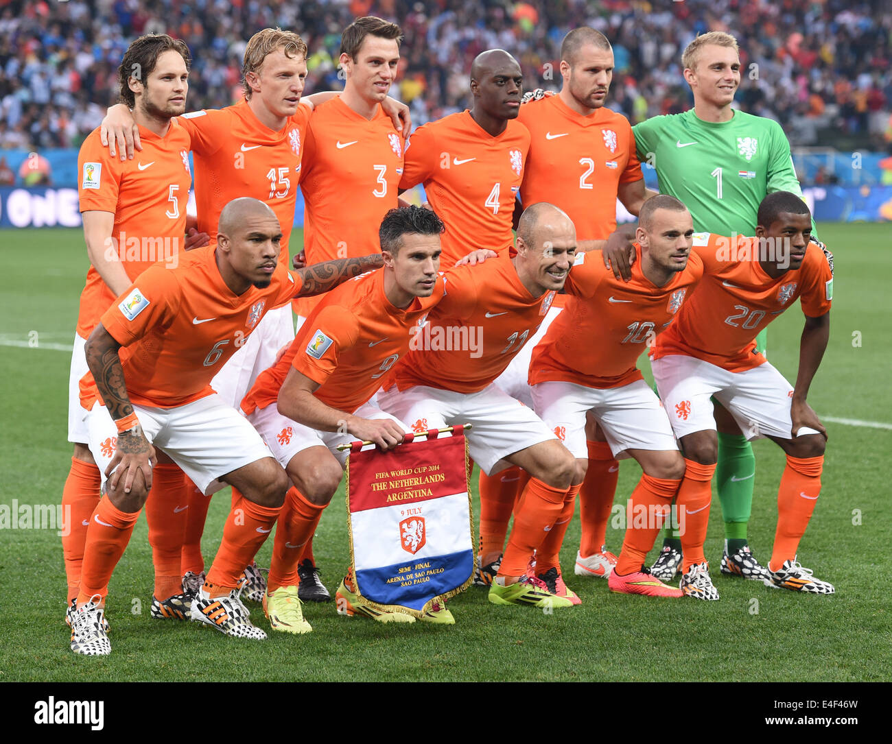 Sao Paulo, Brazil. 09th July, 2014. The Netherlands starting eleven (top L-R) Daley Blind, Dirk Kuyt, Stefan de Vrij, Bruno Martins Indi, Ron Vlaar, goalkeeper Jasper Cillessen, (bottom L-R) Nigel de Jong, Robin van Persie, Arjen Robben, Wesely Sneijder, and Georginio Wijnaldum pose for the group photo prior to the FIFA World Cup 2014 semi-final soccer match between the Netherlands and Argentina at the Arena Corinthians in Sao Paulo, Brazil, 09 July 2014. Photo: Marius Becker/dpa/Alamy Live News Stock Photo