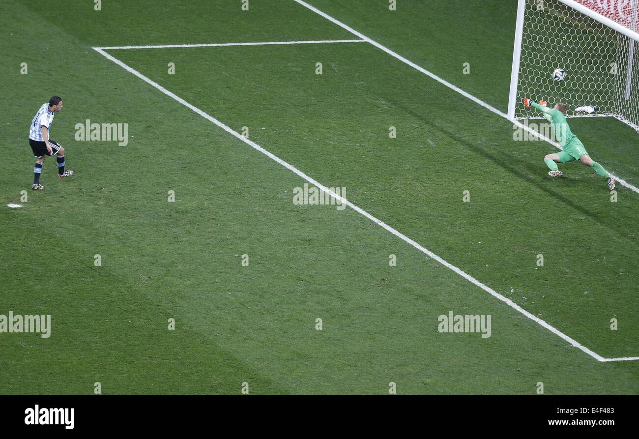 Sao Paulo, Brazil. 9th July, 2014. Argentina's Maxi Rodriguez shoots a penalty goal during the penalty shoot-out of a semifinal match between Netherlands and Argentina of 2014 FIFA World Cup at the Arena de Sao Paulo Stadium in Sao Paulo, Brazil, on July 9, 2014. Argentina won 4-2 on penalties over Netherlands after a 0-0 tie and qualified for the final on Wednesday. Credit:  Liao Yujie/Xinhua/Alamy Live News Stock Photo
