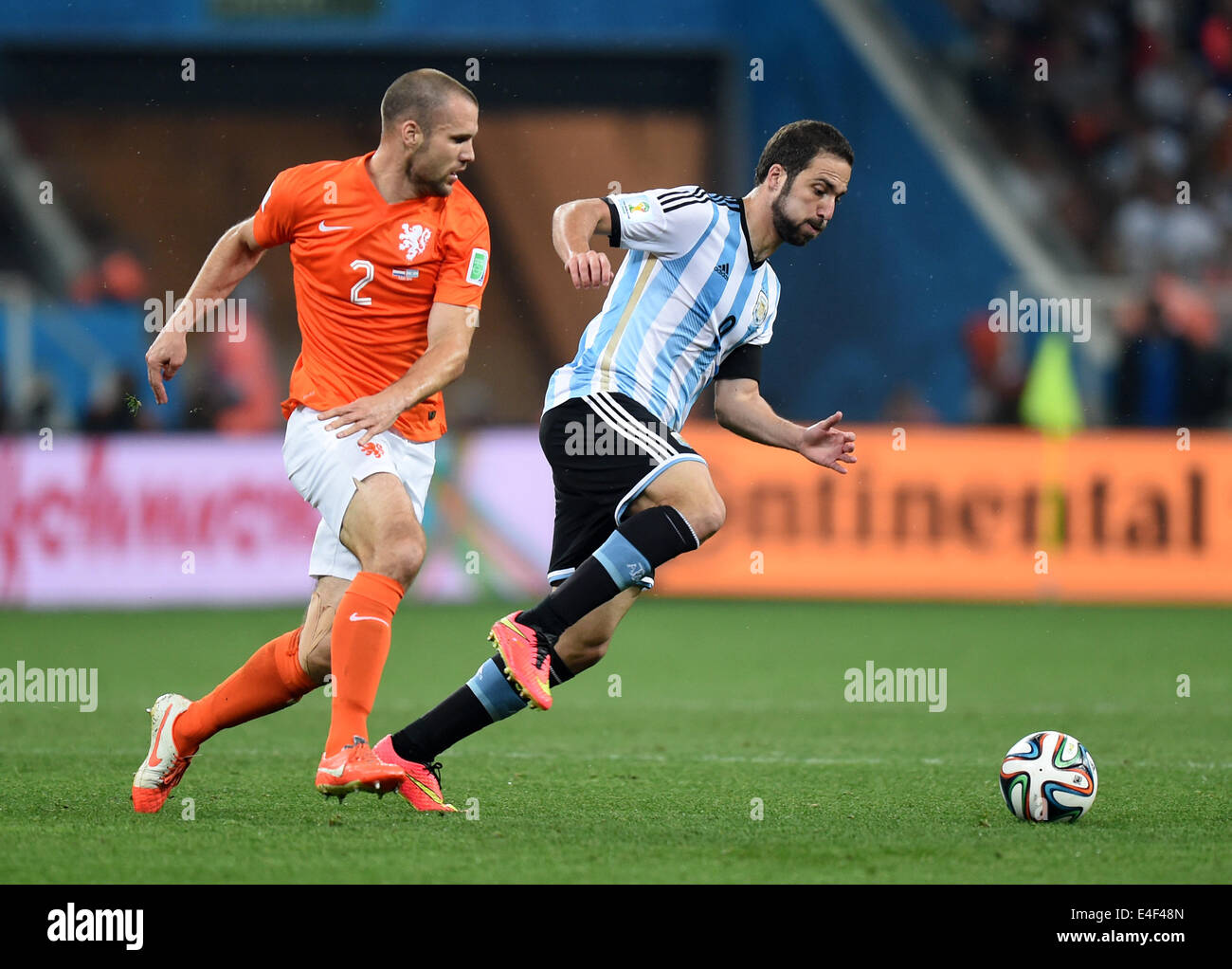 Sao Paulo, Brazil. 09th July, 2014. Gonzalo Higuain of Argentina and Ron Vlaar (L) of the Netherlands vie for the ball during the FIFA World Cup 2014 semi-final soccer match between the Netherlands and Argentina at the Arena Corinthians in Sao Paulo, Brazil, 09 July 2014. Photo: Marius Becker/dpa/Alamy Live News Stock Photo