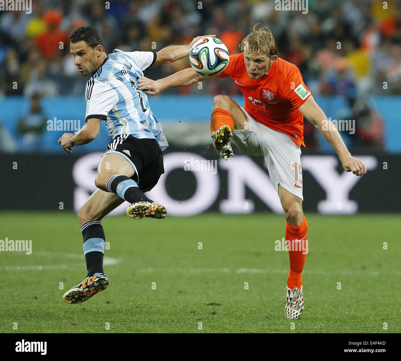 Sao Paulo, Brazil. 9th July, 2014. Argentina's Maxi Rodriguez (L) vies with Netherlands' Dirk Kuyt during a semifinal match between Netherlands and Argentina of 2014 FIFA World Cup at the Arena de Sao Paulo Stadium in Sao Paulo, Brazil, on July 9, 2014. Argentina won 4-2 on penalties over Netherlands after a 0-0 tie and qualified for the final on Wednesday. Credit:  Zhou Lei/Xinhua/Alamy Live News Stock Photo