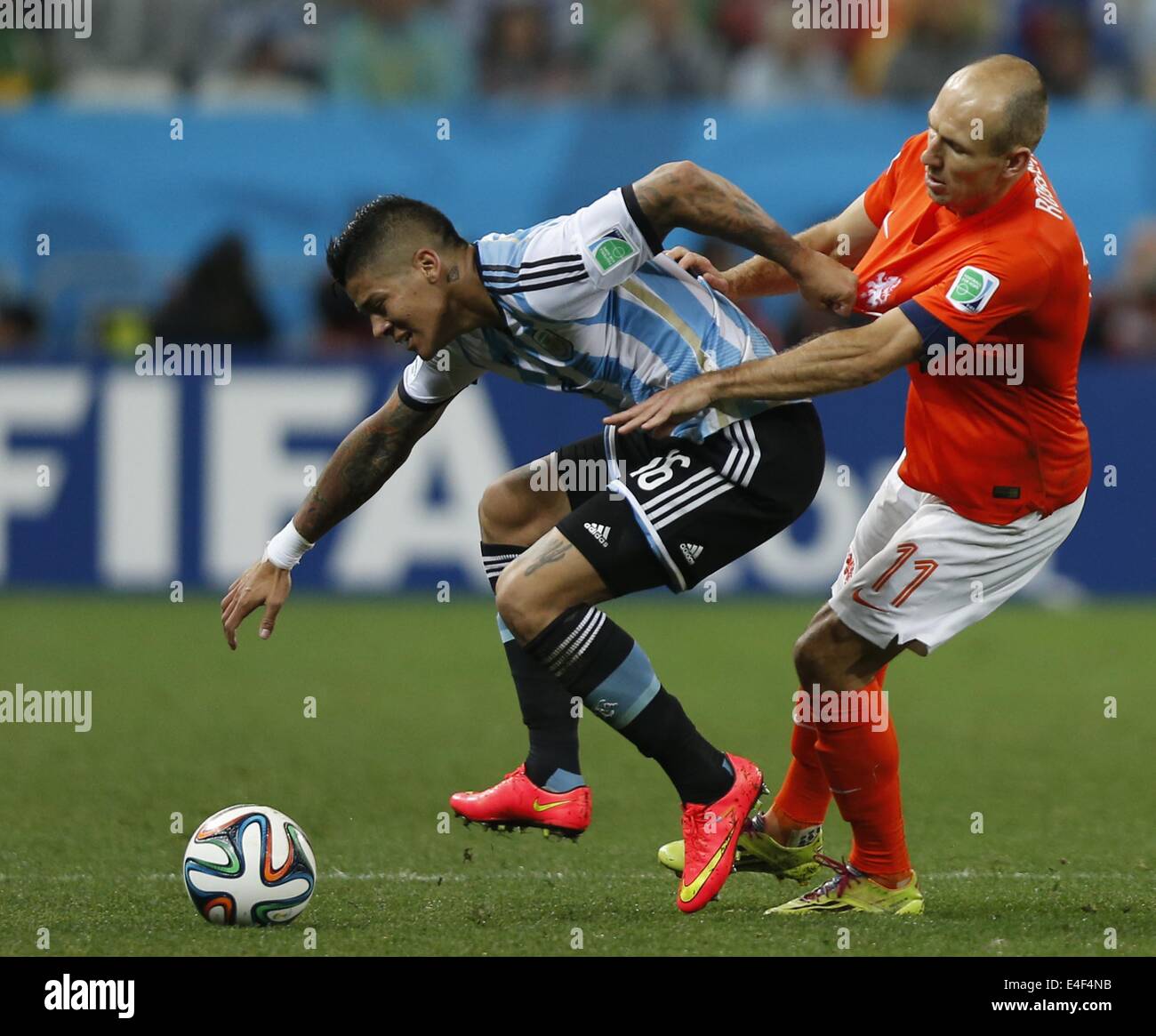 Sao Paulo, Brazil. 9th July, 2014. Argentina's Marcos Rojo (L) vies with Netherlands' Arjen Robben during a semifinal match between Netherlands and Argentina of 2014 FIFA World Cup at the Arena de Sao Paulo Stadium in Sao Paulo, Brazil, on July 9, 2014. Argentina won 4-2 on penalties over Netherlands after a 0-0 tie and qualified for the final on Wednesday. Credit:  Wang Lili/Xinhua/Alamy Live News Stock Photo