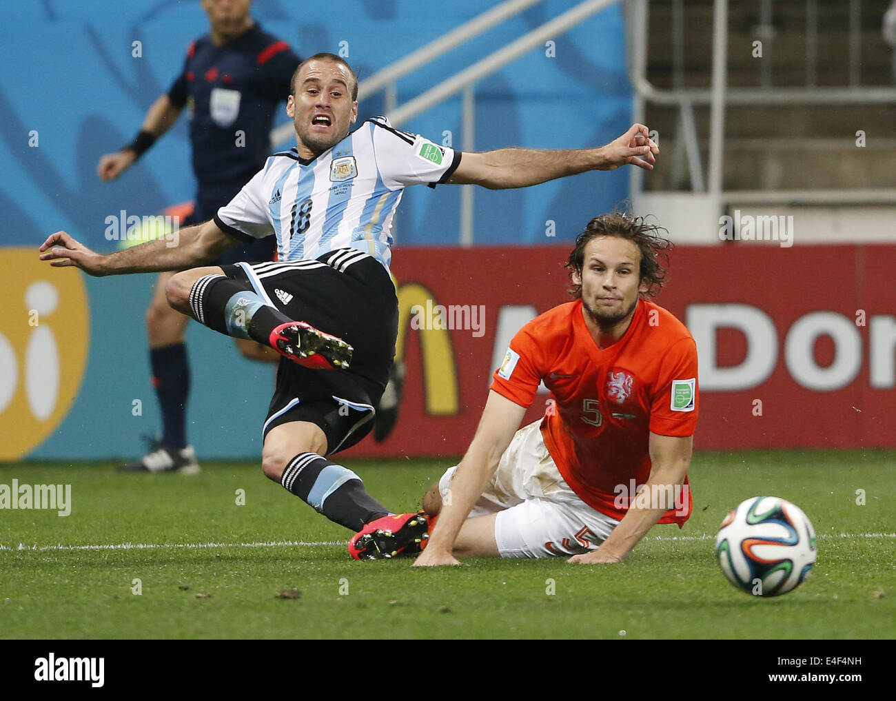 Sao Paulo, Brazil. 9th July, 2014. Argentina's Rodrigo Palacio (L) vies with Netherlands' Daley Blind during a semifinal match between Netherlands and Argentina of 2014 FIFA World Cup at the Arena de Sao Paulo Stadium in Sao Paulo, Brazil, on July 9, 2014. Argentina won 4-2 on penalties over Netherlands after a 0-0 tie and qualified for the final on Wednesday. Credit:  Zhou Lei/Xinhua/Alamy Live News Stock Photo