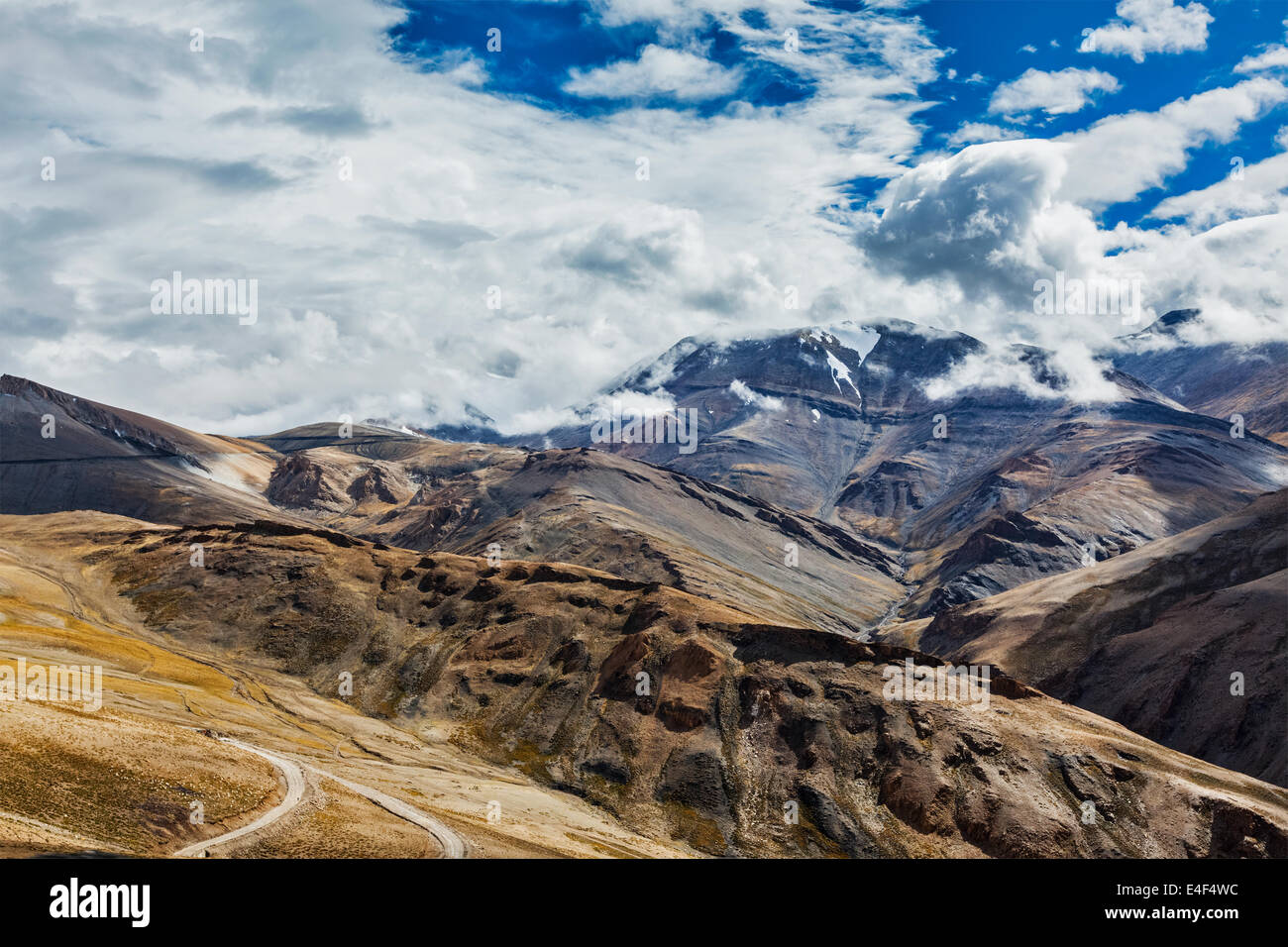 Himalayan landscape near Tanglang-La pass. Ladakh, India Stock Photo