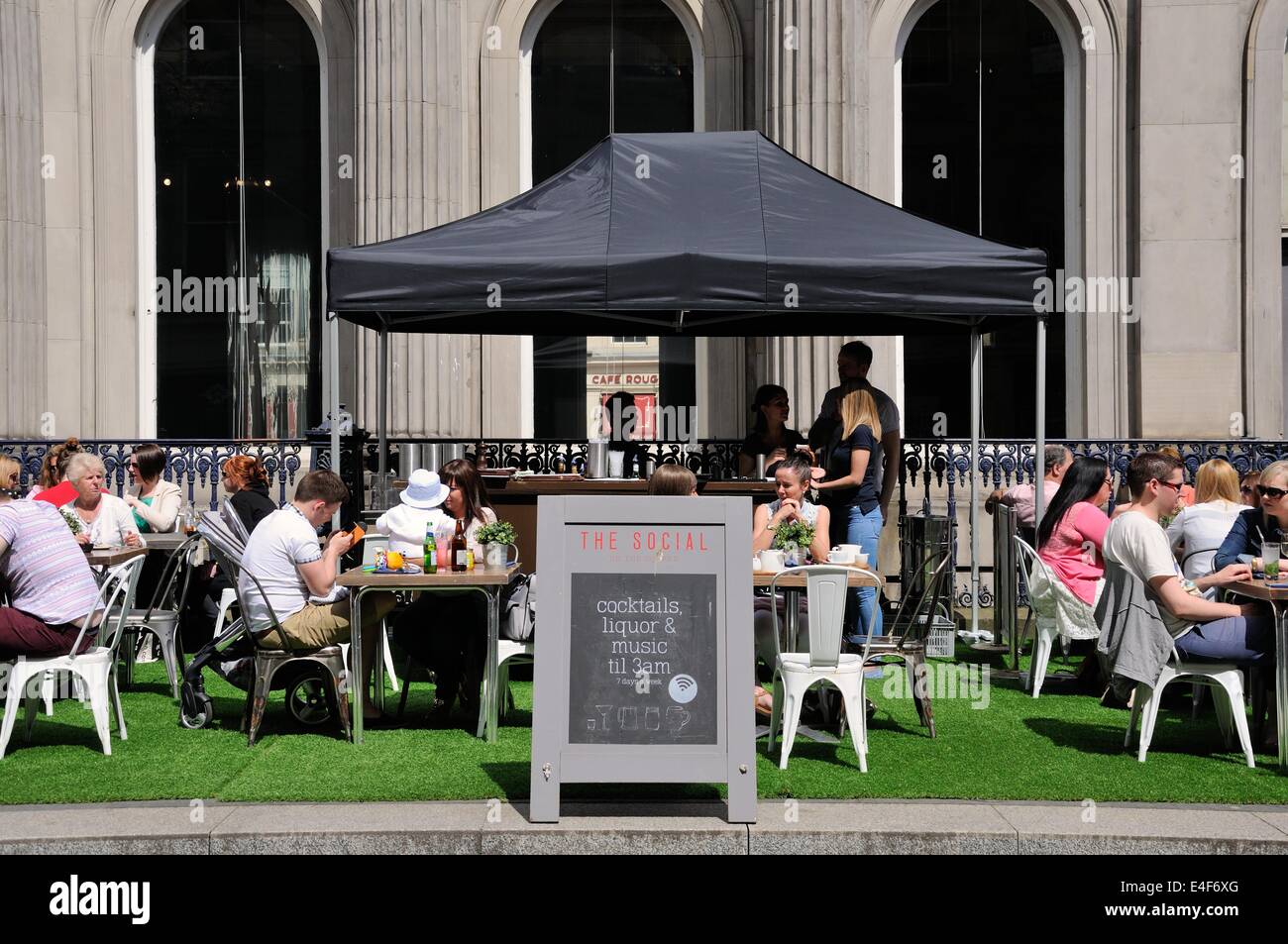 Outdoor seating at 'the social' in Royal Exchange Square, Glasgow Stock Photo