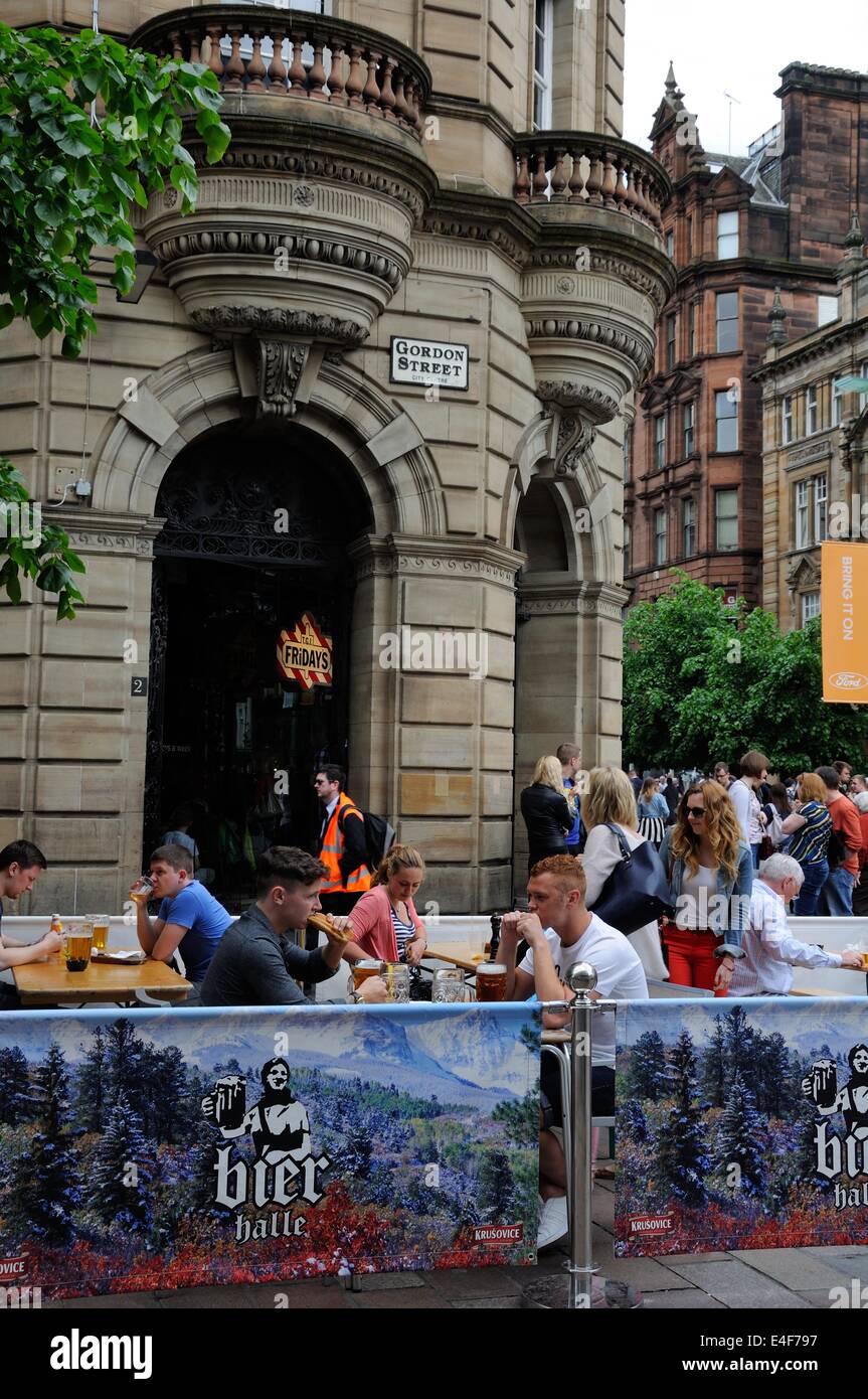 People dining outdoors in Glasgow city centre. Stock Photo