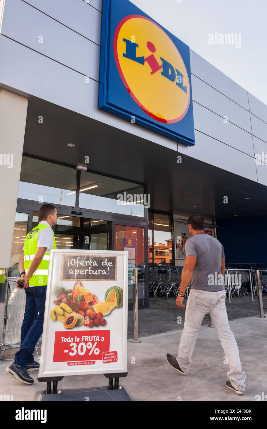First customers entering the new Lidl Supermarket in Puerto santiago, near  Los Gigantes, Tenerife, Canary Islands, Spain Stock Photo - Alamy
