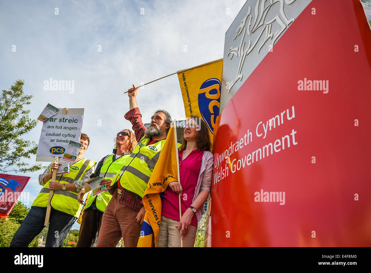 Aberystwyth, Wales, UK. 10th July 2014. Members of public sector unions picketing outside the offices of the Welsh Government in Aberystwyth Wales UK. Over a million union members across the UK are expected to take industrial action today over their claims for fair pay and pension rights Credit:  keith morris/Alamy Live News Stock Photo