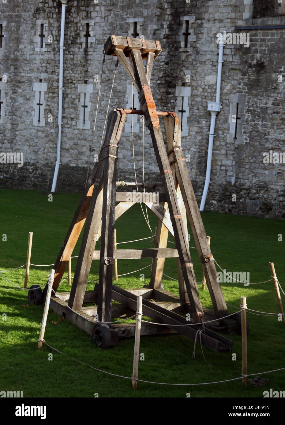 It's a photo of a catapult in wood from the middle age. It's at the entrance of the tower of London in England It's for exibit' Stock Photo
