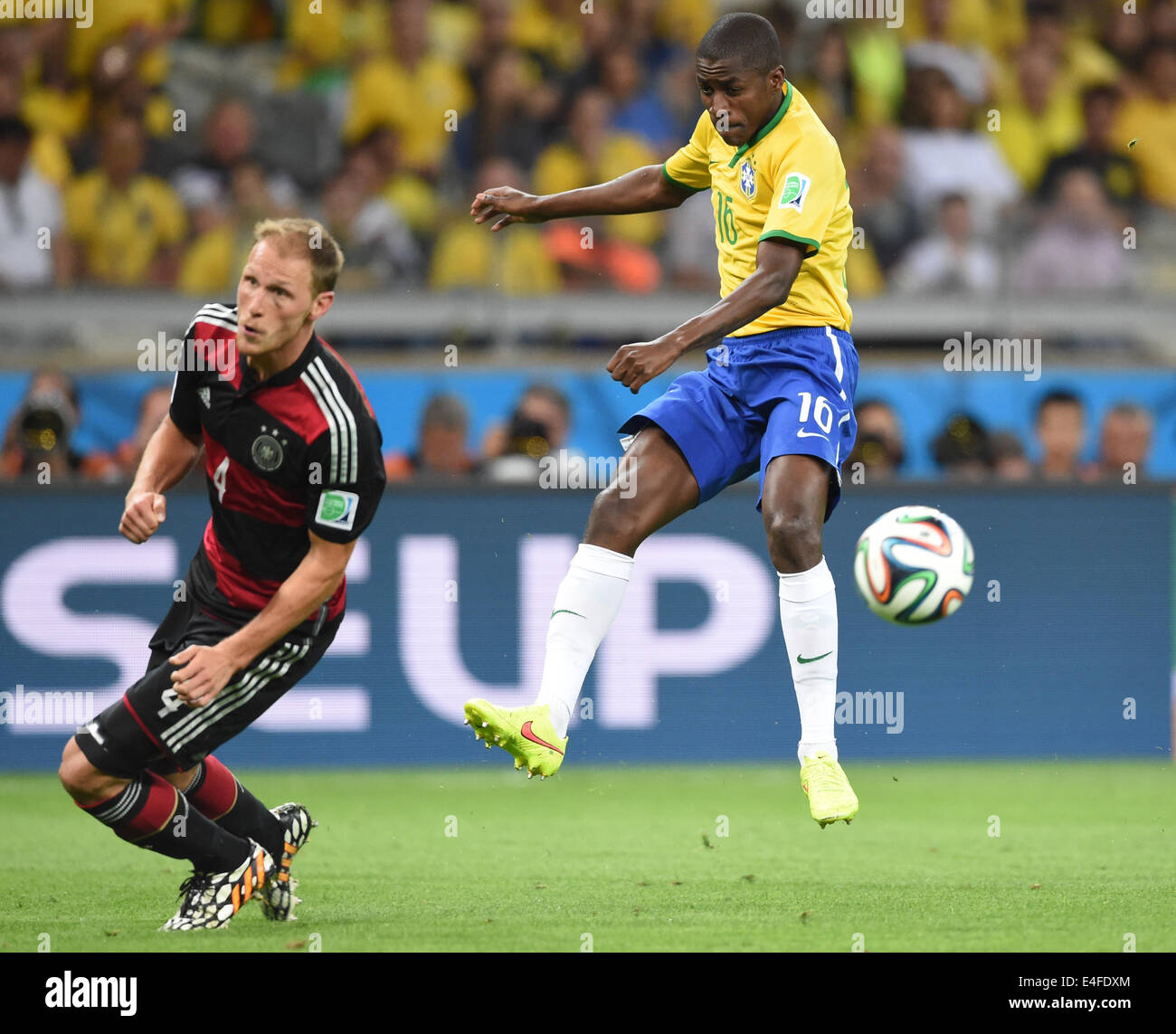 Belo Horizonte, Brazil. 08th June, 2014. Germany?s Benedikt Hoewedes (L) and Brazil's Ramires vie for the ball during the FIFA World Cup 2014 semi-final match between Brazil and Germany at the Estadio Mineirao in Belo Horizonte, Brazil, 08 June 2014. Photo: Marcus Brandt/dpa/Alamy Live News Stock Photo