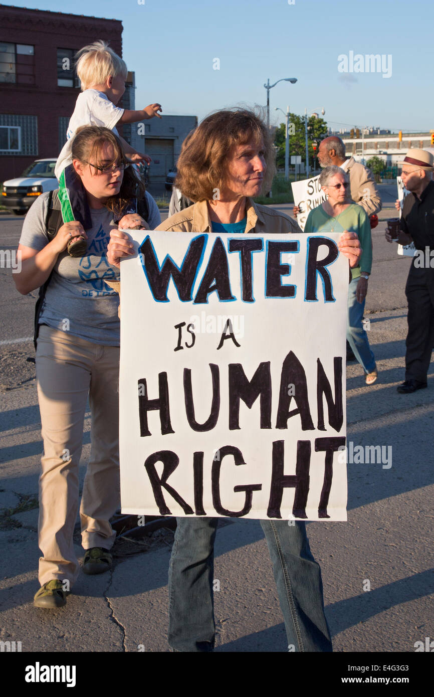 Detroit, Michigan, USA. Religious and community activists block the entrance to Homrich, a contractor hired to shut off water service to Detroit residents. As it tries to recover from bankruptcy, the city is shutting off water to tens of thousands of residents living in poverty who are behind on their bills. Credit:  Jim West/Alamy Live News Stock Photo
