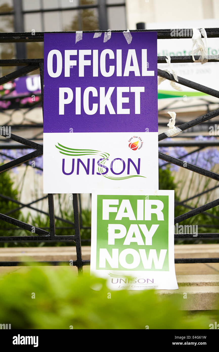 London, UK. 10th July 2014. Signs attached to the railings outside Islington Town Hall.  Islington, London, July 10th 2014. Credit:  Sam Barnes/Alamy Live News Stock Photo
