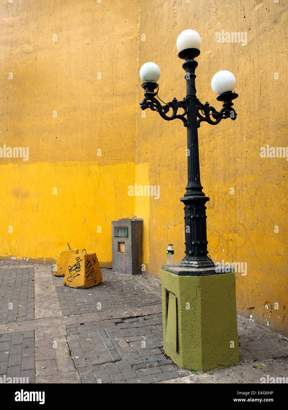 Lamp in the walkway to the sea that runs through Barranco, called the Bajada de los Baños - Lima, Peru Stock Photo