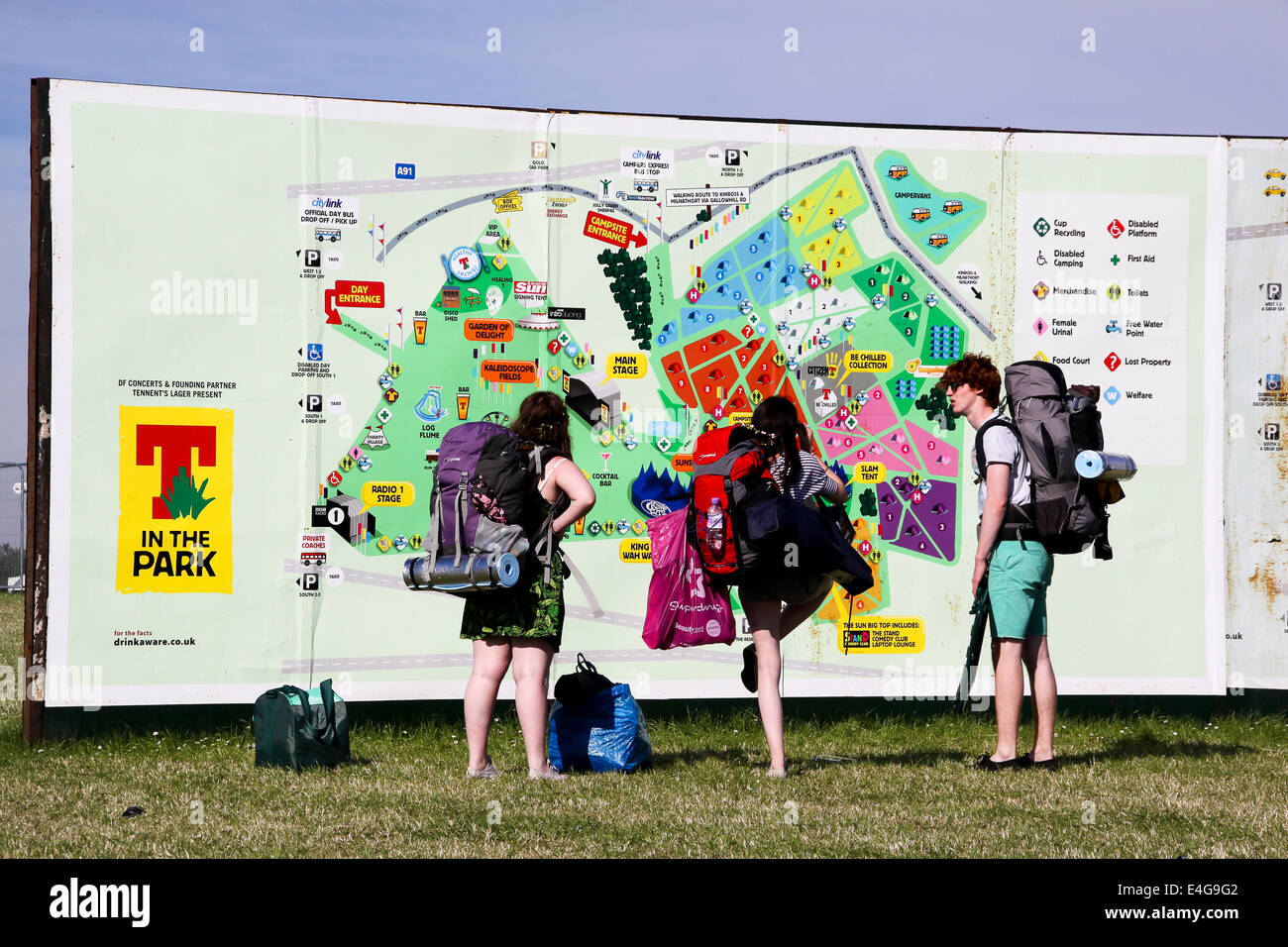Balado, Kinross, Scotland, UK. 10th July, 2014. Early arrivals enjoying the welcome sunshine as they prepare for the weekend. Fans checking the site map Credit:  ALAN OLIVER/Alamy Live News Stock Photo