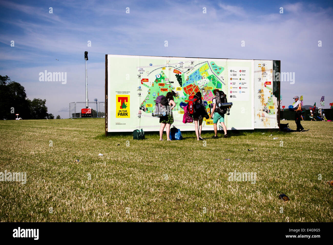 Balado, Kinross, Scotland, UK. 10th July, 2014. Early arrivals enjoying the welcome sunshine as they prepare for the weekend. Fans checking the site map Credit:  ALAN OLIVER/Alamy Live News Stock Photo