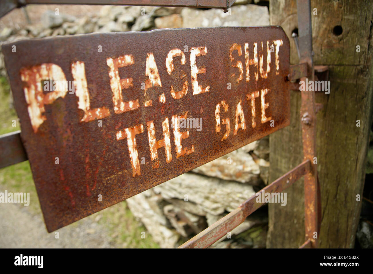 'Please Shut the Gate' sign on rusty metal gate, Snowdonia, Wales. Stock Photo
