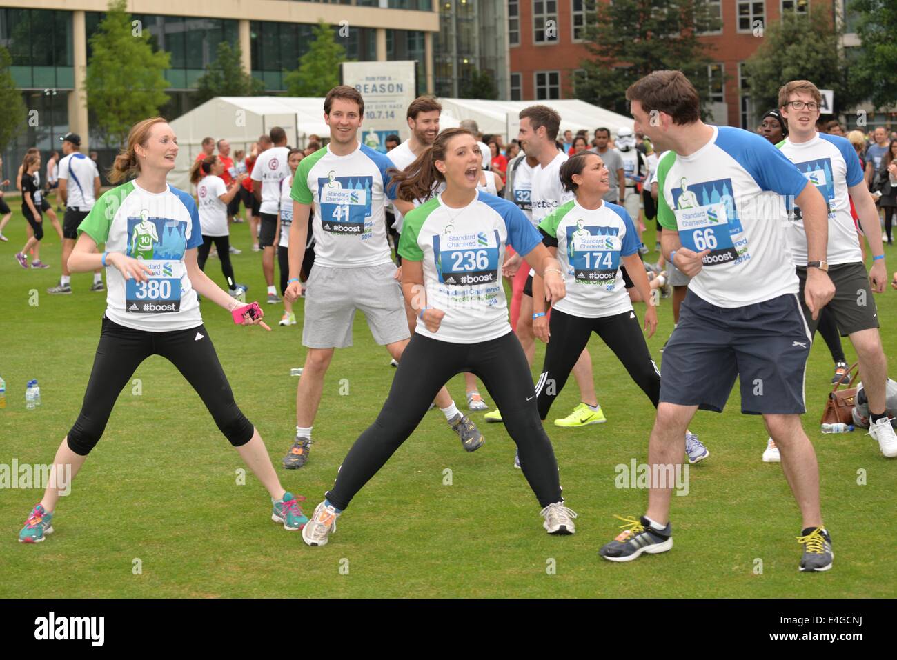 London, UK. 10th July, 2014. Paula Radcliffe, Colin Jackson, Noel Thatcher, Mike Bushell, Alan Kennedy, John Aldridge, Phil Neal join the Standard Chartered Great City Race 2014. Husband and wife Phil Wicks and Emily Wicks 6th years of first male and female winners in London. Credit:  See Li/Alamy Live News Stock Photo