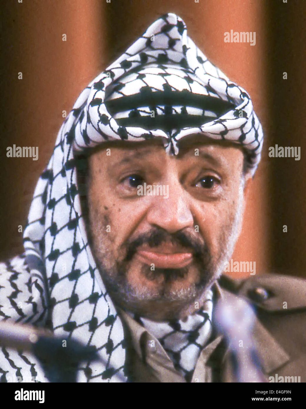 Yasser arafat press conference hi-res stock photography and images - Alamy