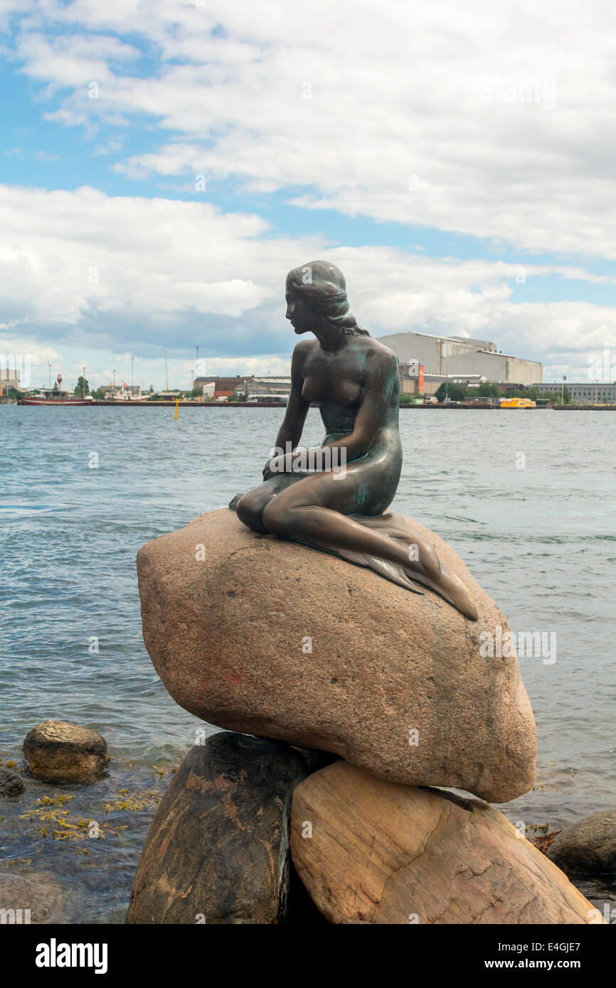 Little mermaid statue hi-res stock photography and images - Alamy