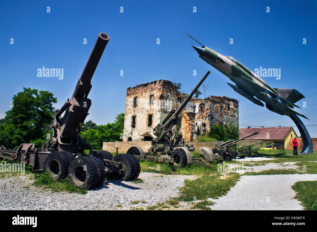 Museum of the Croatian War of Independence, 1991 - 1995, (Homeland War, Domovinski Rat), Left to right: Howitzer 203Mm M2, MKIIIA antiarmor cannon, Medium antiarmor cannon M42 "ZIS", M1Mk2 antiarmor cannon (2 pc) and fighter Combat aircraft MiG 21 bis L-1 Stock Photo
