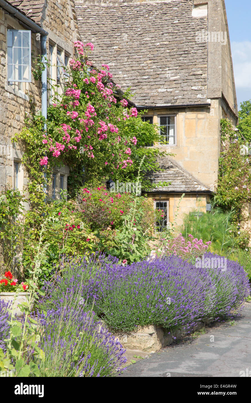 Colorful Cotswold cottages at Broadway, Worcestershire, England, UK Stock Photo