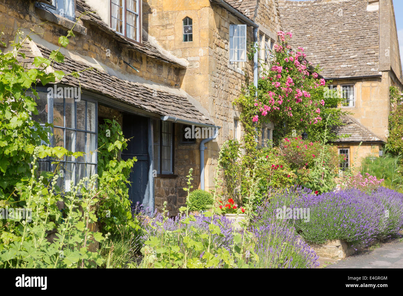 Colorful Cotswold cottages at Broadway, Worcestershire, England, UK Stock Photo