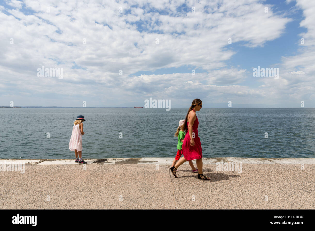 Thessaloniki, Greece. 11th July 2014. Tourists walk at the seafront of Thessaloniki, Greece. The Association of Greek Tourism Enterprises (SETE) increased its estimate for international tourist arrivals in 2014 to 19 million from 18.5 million last year. Thessaloniki, Greece on July 11, 2014. Credit:  Konstantinos Tsakalidis/Alamy Live News Stock Photo