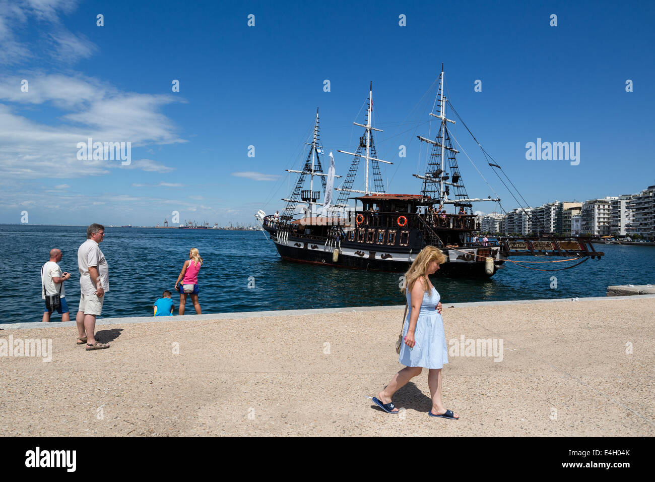 Thessaloniki, Greece. 11th July 2014. Tourists walk at the seafront of Thessaloniki, Greece. The Association of Greek Tourism Enterprises (SETE) increased its estimate for international tourist arrivals in 2014 to 19 million from 18.5 million last year. Thessaloniki, Greece on July 11, 2014. Credit:  Konstantinos Tsakalidis/Alamy Live News Stock Photo