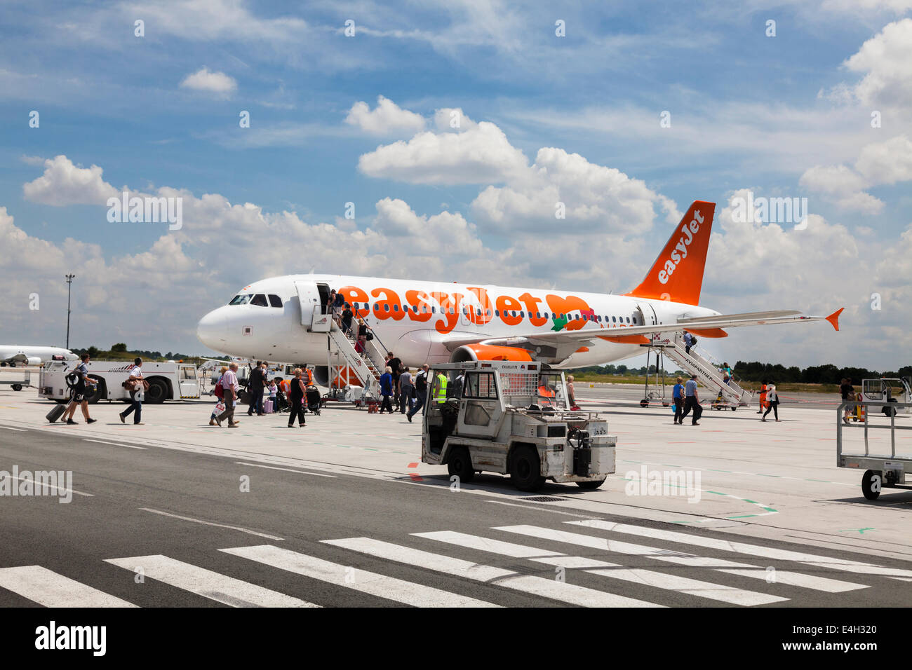 Boarding passengers aircraft hi-res stock photography and images - Alamy