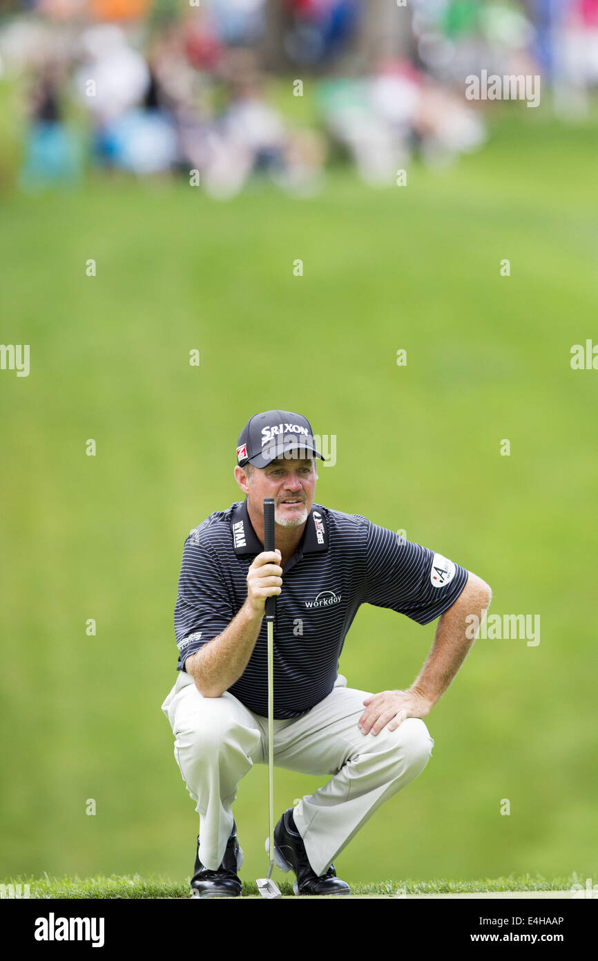Silvis, Iowa, USA. 11th July, 2014. Jerry Kelly, lines up his putt on ...