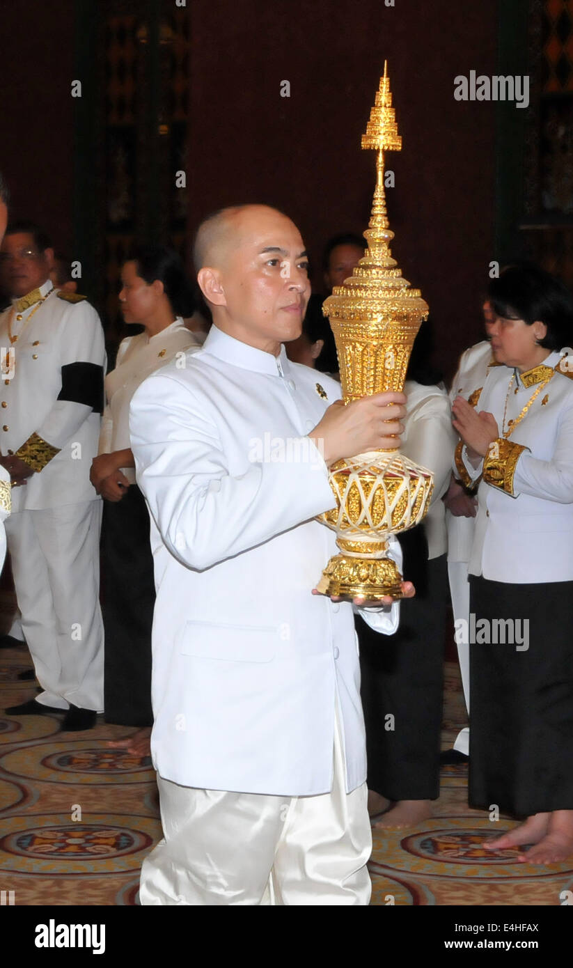 Phnom Penh, Cambodian King Norodom Sihanouk. 12th July, 2014. Cambodian King Norodom Sihamoni holds a diamond-studded gold urn containing the ashes of his father, late Cambodian King Norodom Sihanouk, at the Royal Palace in Phnom Penh July 12, 2014. The remains of Norodom Sihanouk was interred in a stupa in the Royal Palace's Silver Pagoda on Saturday. Credit:  Sovannara/Xinhua/Alamy Live News Stock Photo