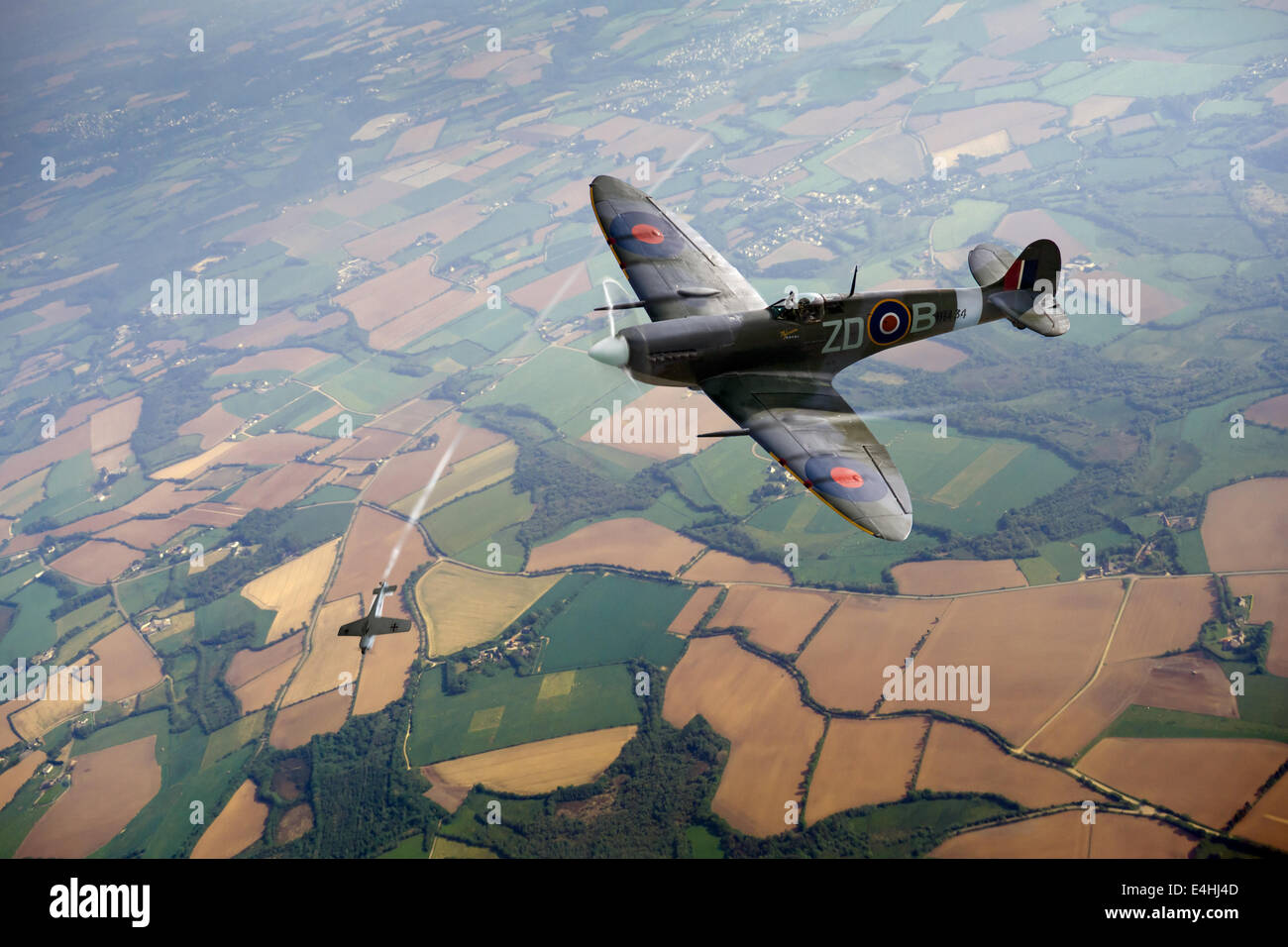 RAF pilot Henry 'Pat' Lardner-Burke in his Spitfire Mk IX, MH434, downing a Luftwaffe Focke-Wulf Fw 190 over France. Stock Photo